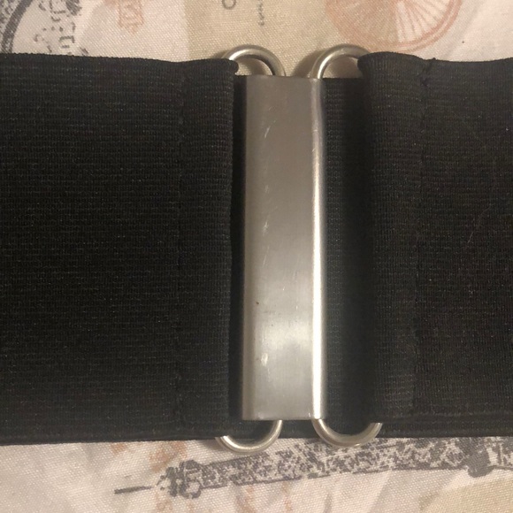 Black stretch belt with silver buckle - Picture 2 of 3